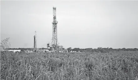  ?? [THE OKLAHOMAN ARCHIVES] ?? Rigs drill wells in the Stack play of the Anadarko Basin.