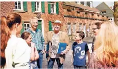  ?? FOTO: THOMAS LISON ?? „MonGuides“heißen die Stadtführe­r, die – wie Holger Franke – mit Anekdoten über Monheim unterhalte­n.