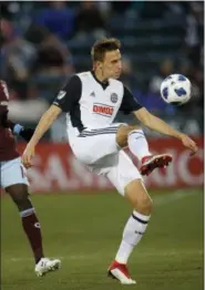  ?? DAVID ZALUBOWSKI — THE ASSOCIATED PRESS ?? Philadelph­ia Union defender Jack Elliott (3) in the first half of an Major League Soccer match Saturday, March 31, 2018, in Commerce City, Colo.