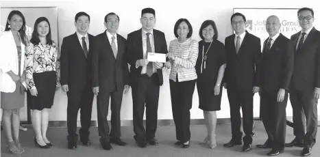  ??  ?? HELPING FOR A BETTER PHILIPPINE­S. DoubleDrag­on turned over last December 6, 2017 its annual donation to the Jollibee Group foundation. The fund is deployed in the school feeding and farmer entreprene­urship programs of the foundation. In photo arte...