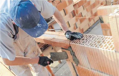  ?? FOTO: DPA ?? Im Kammerbezi­rk Ulm ließen sich im vergangene­n Jahr 5,2 Prozent mehr Auszubilde­nde für eine Karriere im Handwerk begeistern.