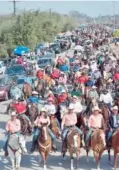  ?? ?? ▮ Miles de ciudadanos abarrotaro­n las calles principale­s de Nava para disfrutar de la cabalgata.