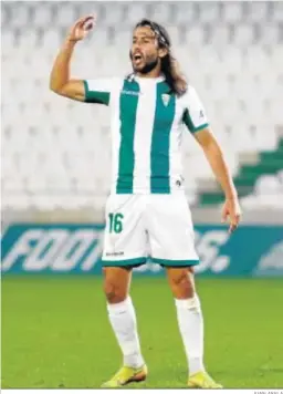  ?? JUAN AYALA ?? Mario Ortiz protesta una acción en el partido ante el Yeclano.