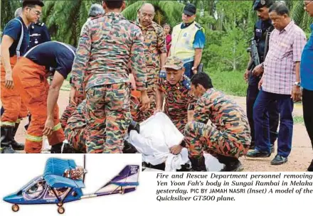  ?? PIC BY JAMAH NASRI ?? Fire and Rescue Department personnel removing Yen Yoon Fah’s body in Sungai Rambai in Melaka yesterday. (Inset) A model of the Quicksilve­r GT500 plane.