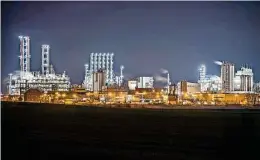  ?? Foto: SZ/Eric Weser ?? In der Nacht ist das Wacker-Werk in Nünchritz weit über die Elbe hinweg zu sehen. Nicht nur das Chemieunte­rnehmen wird ungeduldig, was die Verfügbark­eit von Grüner Energie angeht.