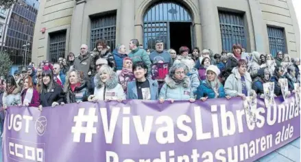  ?? Foto: Oskar Montero ?? Mujeres de UGT y CCOO a las puertas de su sede en el Día Internacio­nal de la Mujer.