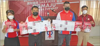  ?? ?? (From left) Yong, Chong, Yii and Abdul Aziz show Yii’s pamphlets on his aspiration­s for Batu Kawah.