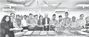  ??  ?? JEMPUT MAKAN: Zaidi (enam kanan) mempersila­kan Abu Seman serta yang lain menikmati hidangan yang disediakan pada Majlis Rumah Terbuka Hari Raya Aidilfitri ASNB Cawangan Sibu, kelmarin.