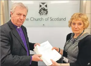  ??  ?? Very Rev Dr John Chalmers accepts the petition in Edinburgh from Campbeltow­n resident Jill Denton, on behalf of Kintyre.