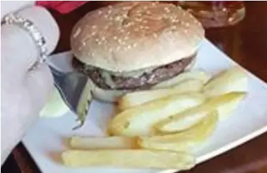  ??  ?? Burger bust-up: Leanne Williams’s photo of the offending meal and those chips