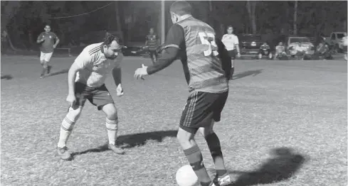  ?? FOTO: OCTAVIO INZUNZA ?? Joaquín Quiñónez -derecha- tuvo una tarde de ensueño, marcando tres goles por Veteranos.