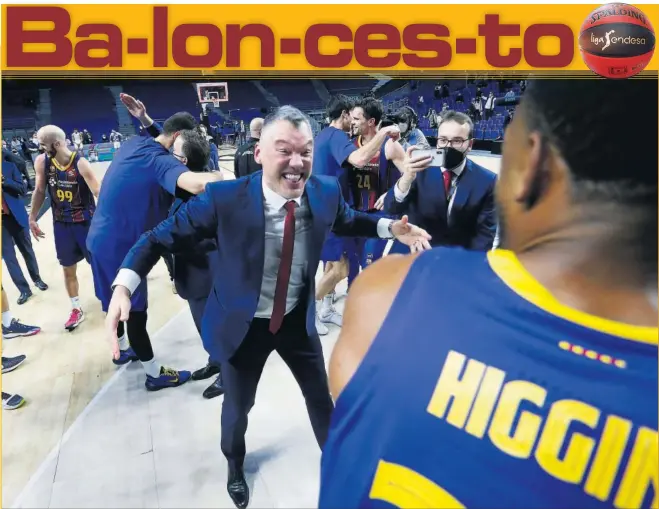  ??  ?? Sarunas Jasikevici­us felicita a Cory Higgins tras ganar su primer título con el Barça, la Copa del Rey disputada en el WiZink Center de Madrid.