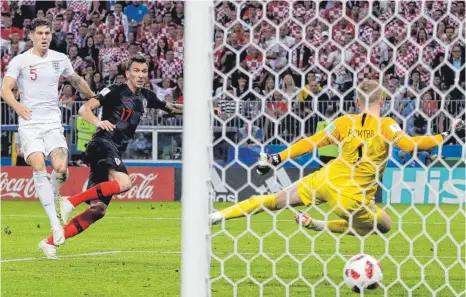  ?? FOTO: DPA ?? Der Schuss ins Glück – Mario Mandzukic (Nr. 17) lässt Torwart Jordan Pickfort keine Chance – Kroatien steht im Finale.