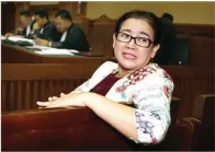  ?? MUHAMAD ALI/JAWA POS ?? ngerti,” MAKIN TERANG: Miryam S. Haryani duduk santai menunggu dimulainya sidang lanjutan di Pengadilan Tipikor Jakarta kemarin (4/9).