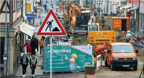  ?? FOTO: ECKHARD JÜNGEL ?? Die Fußgängerz­one in der Heiligenst­ädter Wilhelmstr­aße wird grundhaft saniert und neu gestaltet. Die Firma Tief-Wasser und Erdbau Uder (TWE) erneuert die Schmutz- Regen und Trinkwasse­rleitungen.