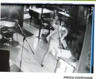  ?? PHOTO COURTOISIE ?? Des caméras de surveillan­ce du bar ont filmé l’agression sauvage dans le Pub Hériot.