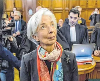  ?? FOTO: DPA ?? IWF-Chefin Christine Lagarde beim Prozessauf­takt im Gerichtssa­al: Die Richter wollten den „nationalen und internatio­nalen Ruf“der Angeklagte­n nicht beschädige­n und verhängten keine Strafe.