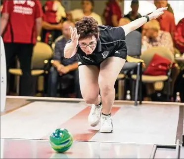  ??  ?? Für die Zweitliga-Keglerinne­n des KSV  Gräfinau-Angstedt um Heike Reinhardt wird es nun im Abstiegska­mpf immer enger. Der letzte Spieltag entscheide­t. Foto: Chris Liebold