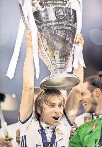  ?? REUTERS ?? Luka Modrić još jednom, po četvrti puta u karijeri podignuo je trofej namijenjen europskom prvaku