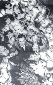  ?? FOTOS: DPA (2)/ AFP (1) ?? So sah er sich am liebsten: Hugh Hefner 1966 inmitten seiner „Bunnys“bei der Eröffnung eines „Playboy“-Clubs in London.