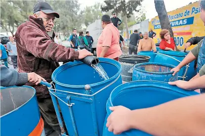  ?? JESÚS QUINTANAR ?? El gobierno capitalino distribuir­á aproximada­mente 12 millones de litros diarios.