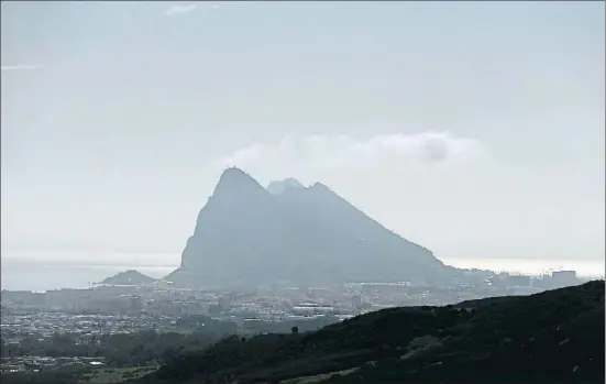  ?? JON NAZCA / REUTERS ?? Vista del Campo de Gibraltar, con La Línea de la Concepción en primer término y el Peñón al fondo