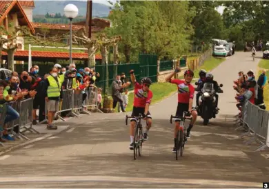  ??  ?? 3 4
1 Pau Miquel resiste.
Pese al triunfo de Brustenga en Vigo, el catalán del Lizarte se mantiene al frente de la Copa.
2 ¡Menuda temporada!
Marc Brustenga conserva el estado de gracia que le ha permitido luchar por la Copa de España.
3 Doblete del Laboral
Kutxa. Unai Iribar, que domina el Torneo Abiatzen, compartió alegría con Xabier Murias en Lazkao.
4 Sprint en Pucela.
David Martín (EoloKometa) revalidó el triunfo de 2020 en el Memorial Ángel Lozano de Valladolid.