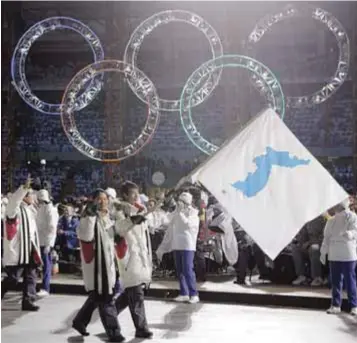  ?? | AP ?? En 2006, Corea del Norte y del Sur desfilaron con una bandera unificada para los Juegos Olímpicos de Invierno de Turín.
