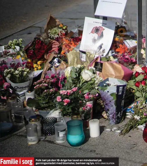  ?? FOTO: JONAS OLUFSON ?? Familie i sorg
Folk tæt på den 18- årige har lavet en mindested på gerningsst­edet med blomster, bamser og lys.