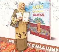  ?? ‘Pelangi Dunia GPM’, ?? PENULIS artikel Irebeh Sabara merakam gambar kenangan bersama sijil penghargaa­n dan buku ‘Dari Subis Ke Bologna, Guru Malaysia Mengubah Dunia’.