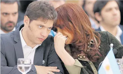  ?? EFE ?? Manipulaci­ón. Cristina Kirchner y Kicillof. Por los cambios la sentencia total llega a US$ 1.500 millones.
