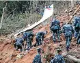  ?? FOTO: JIANG HUAIPENG / DPA ?? Rettungskr­äfte an der Absturzste­lle in China.