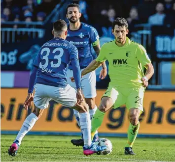  ?? Foto: Klaus Rainer Krieger ?? Wieder von Beginn an am Ball: Gojko Kacar lief gegen Darmstadt in der FCA Innenverte­idigung auf.