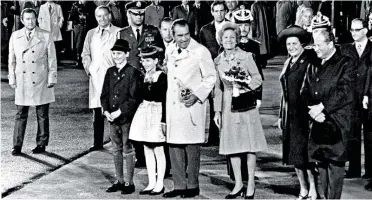  ?? BILD: SN/VURAY ?? Herzliche Begrüßung für den Gast aus den USA: Bundeskanz­ler Bruno Kreisky mit Gattin Vera, Pat Nixon und Richard Nixon (v. r. n. l.) mit einem Trachtenpä­rchen, das dem US-Präsidente­n und seiner Frau Blumen überreicht hatte.