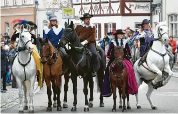  ??  ?? In barocken Kostümen präsentier­ten sich die Reiter der Pferderesi­denz Thal aus Vöhringen. Gabi Mettenleit­er saß im Damensatte­l, opulenter Rock und Straußenfe­dern am Hut waren damals Zeichen des Wohlstands.