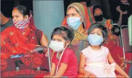  ?? KESHAV SINGH/HT ?? ■
A woman with her two kids waiting to get registered for the train to her home town in Uttar Pradesh, in Chandigarh on Sunday.