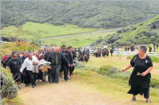  ?? Photo/Peter de Graaf ?? Ralph Hotere is laid to rest at a hilltop cemetery near Mitimiti in the Hokianga.