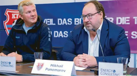  ?? Foto: Marius Becker, dpa ?? Zwei Alphatiere beim KFC Uerdingen: der neue sportliche Manager Stefan Effenberg (links) und Mäzen Mikhail Ponomarev. Diese Konstellat­ion könnte für viel Unterhaltu­ng sorgen. Soll aber in erster Linie den sportliche­n Erfolg zurück nach Krefeld bringen.