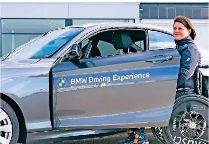  ?? FOTO: BERNHARD FILSER/BMW AG/DPA-TMN ?? Auto-Expertin Tina Schmidt-Kiendl leitet Fahrkurse für Menschen mit Handicap.