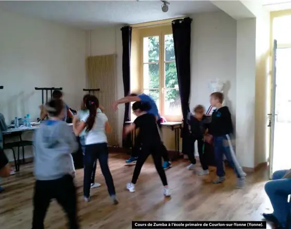  ??  ?? Cours de Zumba à l'école primaire de Courlon-sur-yonne (Yonne).