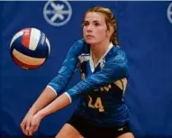  ?? BARRY CHIN/GLOBE STAFF ?? Sumner Harris (above) executes the plan of her mother, Scituate coach Jen Harris.