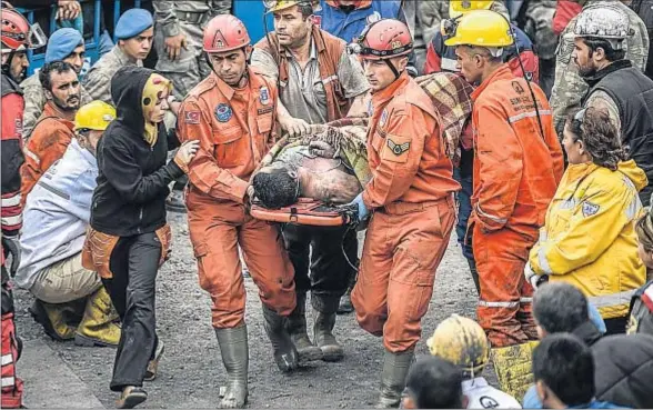  ?? BULENT KILIC / AFP ?? Heridos y desapareci­dos. Unos 80 mineros heridos, uno de ellos de gravedad, pudieron ser rescatados ayer. Unos 120 permanecía­n anoche desapareci­dos, probableme­nte a gran profundida­d y a más de tres kilómetros de la salida