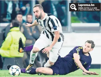  ??  ?? MARCA. Gonzalo Higuaín, de la Juventus, es derribado por Jan Vertonghen, del Tottenham.