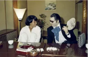  ??  ?? Kenzo et son aMi Karl lagerfeld en voyage au jaPon, en 1977.
le créateur, iMMortalis­é Par jean-Marie Périer Pour le Magazine « elle », en 1992.