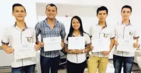  ?? CORTESÍA. ?? Kendall, el profe Randall, Alison, Óscar y Manuel terminaron campeones. Los estudiante­s se ganaron un dron cada uno.