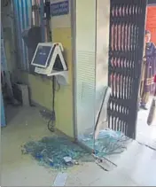  ?? HT PHOTO ?? Shards of the glass door that was broken by an agitated crowd at an SBI branch in Rohtak on Saturday.
