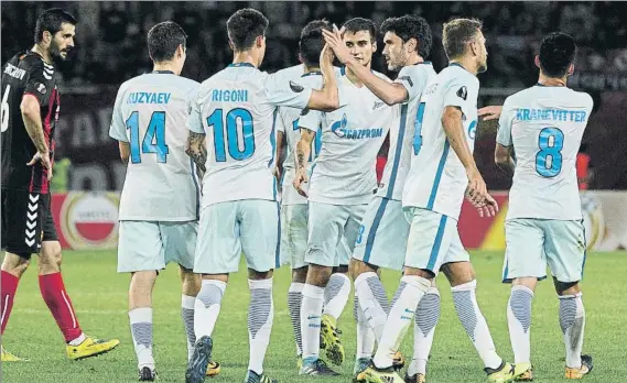  ?? FOTO: AP ?? Los jugadores del Zenit de San Petersburg­o celebran un gol en la presente edición de la Europa League