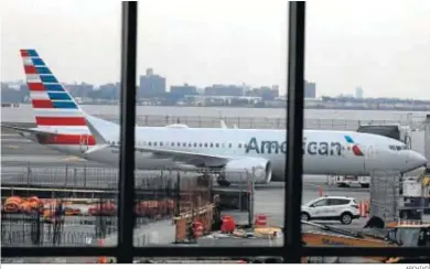  ?? ARCHIVO. ?? Un 737 MAX 8 de American Airlines, en el aeropuerto de LaGuardia de Nueva York.