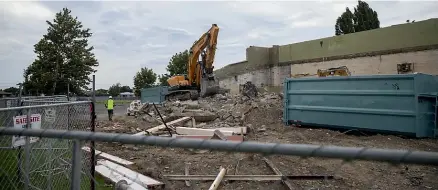  ?? : BRYA INGRAM/STUFF ?? Blenheim’s historic A & P Park grandstand was reduced to rubble on Saturday following a controvers­ial consent process.