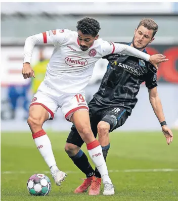  ?? FOTO: MARIUS BECKER/DPA ?? So war es beim jüngsten Duell zwischen Fortuna und dem SCP: Paderborns Dennis Srbeny (rechts) und Düsseldorf­s Emmanuel Iyoha kämpfen um den Ball.